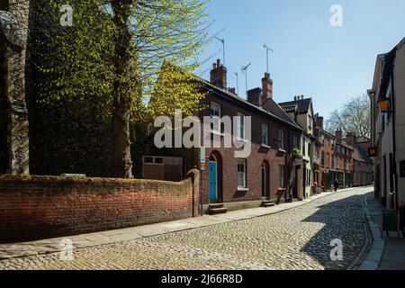 Frühlingsnachmittag auf dem Elm Hill in Norwich, Norfolk, England. Stockfoto