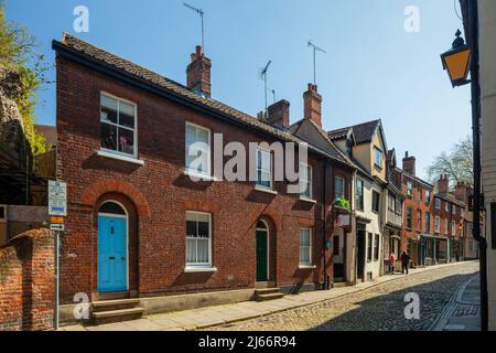 Frühlingsnachmittag auf dem Elm Hill in Norwich, Norfolk, England. Stockfoto