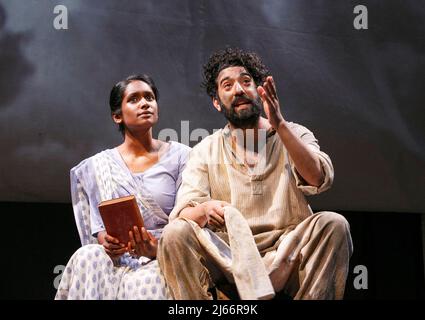 Anneika Rose (Rani das), Ray Panthaki (Hari) in THE EMPRESS von Tanika Gupta bei der Royal Shakespeare Company (RSC), Swan Theatre, Stratford-upon-Avon, England 17/04/2013 Design: Lez Brotherston Beleuchtung: Malcolm Rippeth Regie: Emma Rices Stockfoto