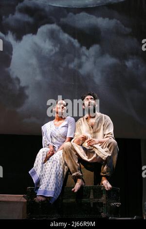 Anneika Rose (Rani das), Ray Panthaki (Hari) in THE EMPRESS von Tanika Gupta bei der Royal Shakespeare Company (RSC), Swan Theatre, Stratford-upon-Avon, England 17/04/2013 Design: Lez Brotherston Beleuchtung: Malcolm Rippeth Regie: Emma Rices Stockfoto