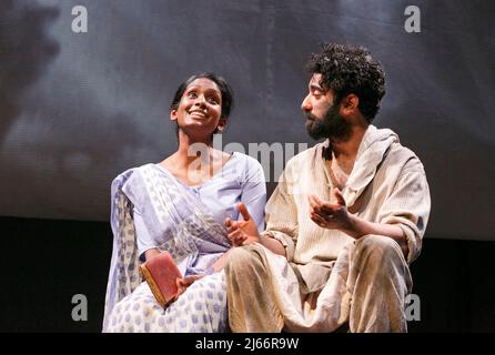 Anneika Rose (Rani das), Ray Panthaki (Hari) in THE EMPRESS von Tanika Gupta bei der Royal Shakespeare Company (RSC), Swan Theatre, Stratford-upon-Avon, England 17/04/2013 Design: Lez Brotherston Beleuchtung: Malcolm Rippeth Regie: Emma Rices Stockfoto