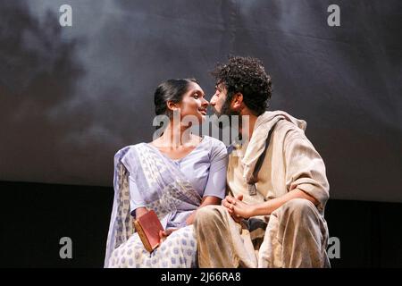 Anneika Rose (Rani das), Ray Panthaki (Hari) in THE EMPRESS von Tanika Gupta bei der Royal Shakespeare Company (RSC), Swan Theatre, Stratford-upon-Avon, England 17/04/2013 Design: Lez Brotherston Beleuchtung: Malcolm Rippeth Regie: Emma Rices Stockfoto