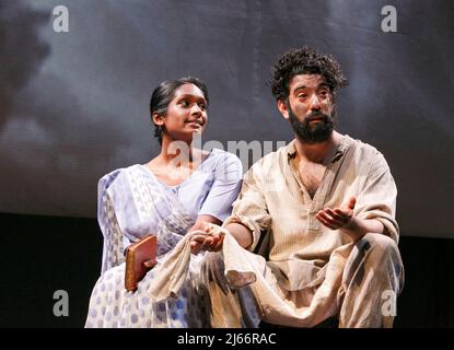 Anneika Rose (Rani das), Ray Panthaki (Hari) in THE EMPRESS von Tanika Gupta bei der Royal Shakespeare Company (RSC), Swan Theatre, Stratford-upon-Avon, England 17/04/2013 Design: Lez Brotherston Beleuchtung: Malcolm Rippeth Regie: Emma Rices Stockfoto