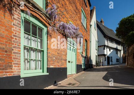 Frühlingsnachmittag auf dem Elm Hill in Norwich, Norfolk, England. Stockfoto