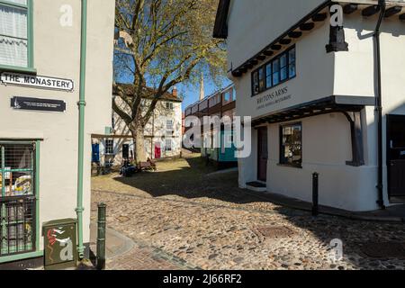 Frühlingsnachmittag auf dem Elm Hill in Norwich, Norfolk, England. Stockfoto