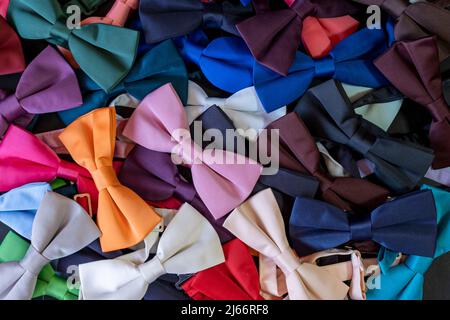 Bunte Schleife Krawatten Textur, Haufen von Fliege verschüttet auf dem Boden, Draufsicht Krawatte Hintergrund, legen Mann Mode Konzept Stockfoto