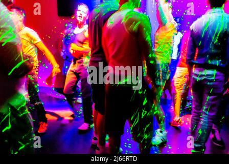 Paris, Frankreich, Young People, Crowd Gay Men, Dancing in Night Club, Blur, Lights, Disco Dance Szenen Stockfoto