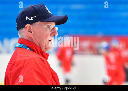 Pilsen, Tschechische Republik. 28. März 2022. Trainer Kari Jalonen nimmt am 28. März 2022 an der Ausbildung der tschechischen Eishockeymannschaft in Pilsner, Tschechien, Teil. Kredit: Miroslav Chaloupka/CTK Foto/Alamy Live Nachrichten Stockfoto