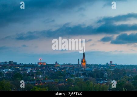 Die Nacht fällt über Norwich, Norfolk, England. Stockfoto