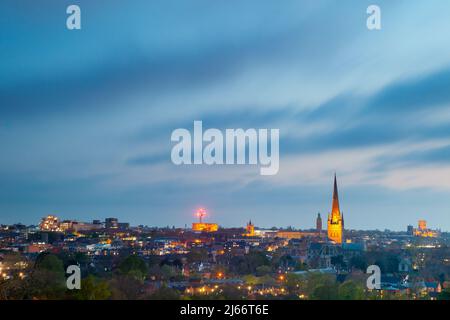 In Norwich, Norfolk, England, fällt die Nacht. Stockfoto