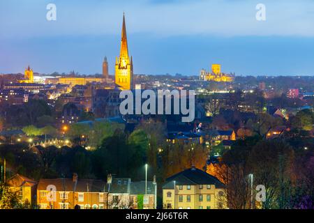 In Norwich, Norfolk, England, fällt die Nacht. Stockfoto