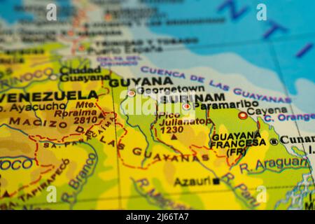 Orographische Karte von Surinam, Guyana und Ost-Venezuela, mit Hinweisen auf Spanisch. Konzept der Kartographie, Reisen, Tourismus, Geographie. Differenzial Stockfoto