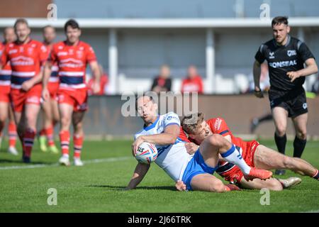 Kingston upon Hull, England -23.. April 2022 - Jacob Miller von Wakefield Trinity kann trotz des Tackles von Jimmy Keinhorst (18) von Hull Kingston Rovers einen Versuch machen. Rugby League Betfred Super League Round 10 Hull Kingston Rovers vs Wakefield Trinity im Sewell Craven Park Stadium, Kingston upon Hull, UK Dean Williams Stockfoto