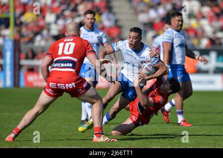 Kingston upon Hull, England -23.. April 2022 - Lewis Murphy von Wakefield Trinity wurde von Lachlan Coote (1) von Hull Kingston Rovers angegangen. Rugby League Betfred Super League Round 10 Hull Kingston Rovers vs Wakefield Trinity im Sewell Craven Park Stadium, Kingston upon Hull, UK Dean Williams Stockfoto