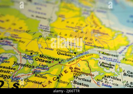 Orographische Karte des östlichen Kanadas und des Staates Quebec. Mit Referenzen auf Spanisch. Konzept von Kartographie, Reise, Geographie. Differenzieller Fokus Stockfoto