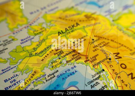 Orographische Karte von Alaska in den Vereinigten Staaten. Mit Referenzen auf Spanisch. Konzept von Kartographie, Reise, Geographie. Differenzieller Fokus Stockfoto