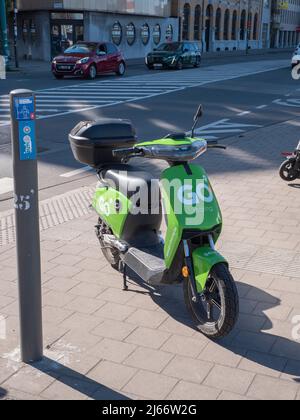 Antwerpen, Belgien, 17. April 2020, Grüner Go-Sharing-Roller, der auf dem Fußgängerweg an einer Zebrakreuzung in der Stadt Antwerpen geparkt ist Stockfoto