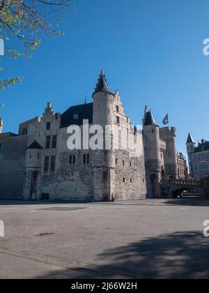 Antwerpen, Belgien, 17. April 2022, Castle Het Steen und Steenplein, das älteste erhaltene Gebäude in Antwerpen Stockfoto