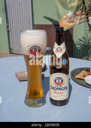 Sint Gillis Waas, Belgien, 24. April 2022, Eine Flasche mit einem gefüllten Glas Erdinger Weißbräu, Bier aus einer deutschen Brauerei in Erding, nordöstlich von Bavar Stockfoto