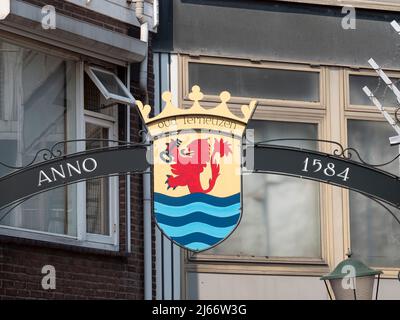 Terneuzen, Niederlande, 23. April 2022, Wappen der Altstadt von Terneuzen, dem ältesten Teil der Innenstadt von Terneuzen, Niederlande Stockfoto