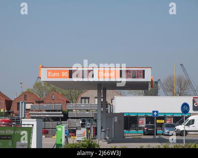 Terneuzen, Niederlande, 23. April 2022, Euro 95 und Dieselpreise auf der Vorderseite einer Tankstellentafel angegeben Stockfoto