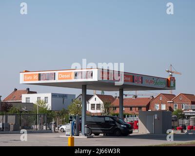 Terneuzen, Niederlande, 23. April 2022, Euro 95 und Dieselpreise auf den beiden Seiten einer Tankstellentafel angegeben Stockfoto