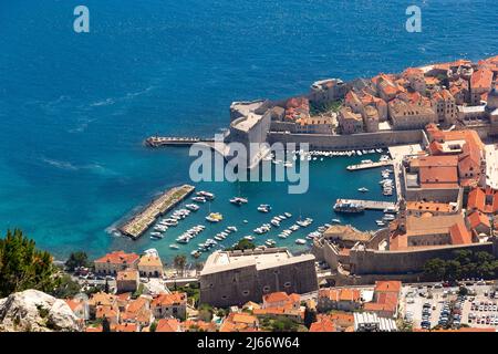 Luftaufnahme von Dubrovnik, einer Stadt im Süden Kroatiens, die an der Adria liegt. Stockfoto