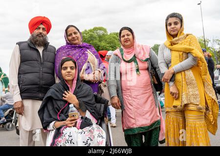 CREMONA, ITALIEN - 2022. APRIL: Junge Frauen der Sikh-Monotheismus-Religion in Prozession durch das Frühlingsfest Vaisakhi in Cremona. Die Sikh Festi Stockfoto
