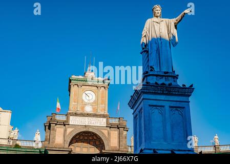 Statue von Dante Alighieri in der Piazza Dante. Neapel, Italien. Stockfoto