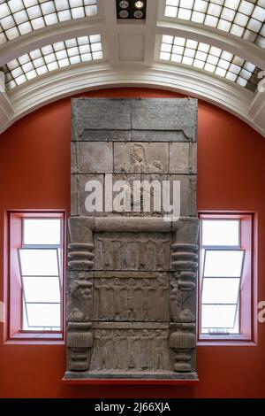 London, Großbritannien - 18.. April 2022: Besetzung einer Tür zum Persischen Palast im British Museum, London. Die Tür zeigt König Xerxes von der königlichen fam Achämeniden Stockfoto