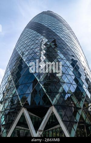 London, Großbritannien - 18. April 2022: Das Gherkin- oder St Mary Axe-Gebäude in der Stadt London. Diese ikonische Struktur ist die Heimat vieler globaler Unternehmen wie Stockfoto