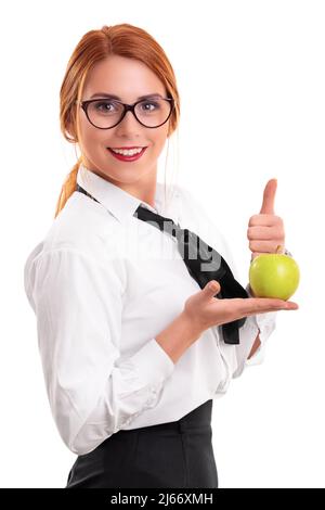 Schöne junge Geschäftsfrau, die einen Apfel hält und den Daumen hochhebt, isoliert auf weißem Hintergrund. Gesunde Ernährung, Work-Life-Balance-Konzept. Stockfoto