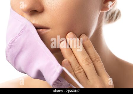 Maskne - Akne Ausbrüche aus dem Tragen einer Gesichtsmaske Stockfoto