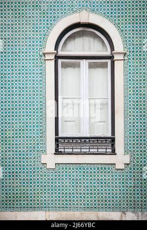 Alte Hauswand mit einem mit Azulejos bedeckten Fenster in Santarem Portugal Stockfoto