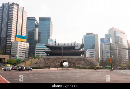 Namdaemun, 21. April 2022 : Namdaemun oder Südliches großes Tor, offiziell bekannt als das Sungnyemun in Seoul, Südkorea. Es ist eines der acht Tore in der Festungsmauer von Seoul, die die Stadt während der Joseon-Dynastie (1392-1910) umgab. Kredit: Lee Jae-won/AFLO/Alamy Live Nachrichten Stockfoto