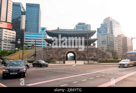 Namdaemun, 21. April 2022 : Namdaemun oder Südliches großes Tor, offiziell bekannt als das Sungnyemun in Seoul, Südkorea. Es ist eines der acht Tore in der Festungsmauer von Seoul, die die Stadt während der Joseon-Dynastie (1392-1910) umgab. Kredit: Lee Jae-won/AFLO/Alamy Live Nachrichten Stockfoto