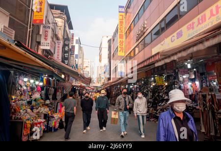 Namdaemun Markt, 21. April 2022 : der Namdaemun Markt, der größte traditionelle Markt in Korea, wird in Seoul, Südkorea, gesehen. Der Markt hat über 10.000 Geschäfte in den Straßen rund um Namdaemun Tor. Kredit: Lee Jae-won/AFLO/Alamy Live Nachrichten Stockfoto
