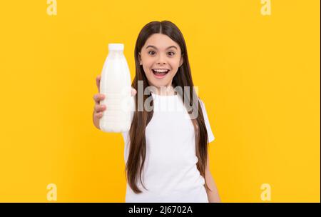 Stauned Kind halten Milchgetränk Produkt. Mädchen gehen, um Milch zu trinken. Gesunder Lebensstil. Stockfoto