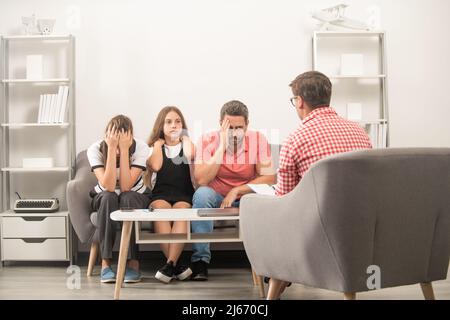 Telefon süchtig Vater Mutter und Kind bei Familie Psychologe, Berater Stockfoto