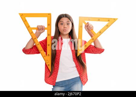 Lustige positive Teenager-Mädchen halten Dreieck Lineal Studie Mathematik in der Schule isoliert auf weiß, Bildung Stockfoto