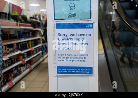 28. April 2022. Ein Warnschild, das darauf hinweist, dass Testkits für schnelle laterale Durchflussmessung im Boots Store in London nicht mehr vorrätig sind Stockfoto