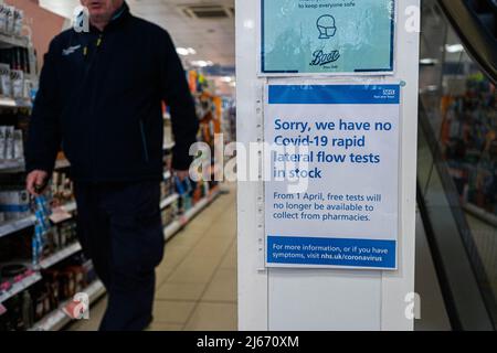 28. April 2022. Ein Warnschild, das darauf hinweist, dass Testkits für schnelle laterale Durchflussmessung im Boots Store in London nicht mehr vorrätig sind Stockfoto