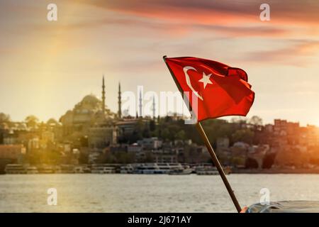 Türkische Flagge über Bosporus-Booten, Moscheen und Minaretten von Istanbul, Türkei Stockfoto