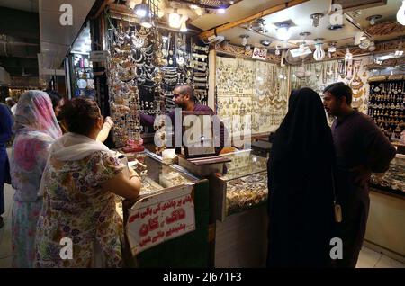 Hyderabad, Pakistan. 28. April 2022. Während des Heiligen Monats Ramadan-ul-Mubarak auf dem Hyderi-Markt in Karachi am Donnerstag, dem 28. April 2022, sind die Menschen beim Einkaufen vor Eid-ul-Fitar beschäftigt. Kredit: Asianet-Pakistan/Alamy Live Nachrichten Stockfoto