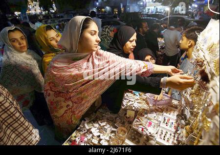 Hyderabad, Pakistan. 28. April 2022. Während des Heiligen Monats Ramadan-ul-Mubarak auf dem Hyderi-Markt in Karachi am Donnerstag, dem 28. April 2022, sind die Menschen beim Einkaufen vor Eid-ul-Fitar beschäftigt. Kredit: Asianet-Pakistan/Alamy Live Nachrichten Stockfoto