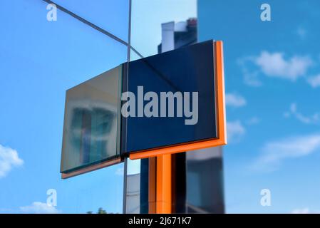 Modernes Firmenzeichen auf einem Glasgebäude. Leer für Logo, Markenpräsentation Stockfoto