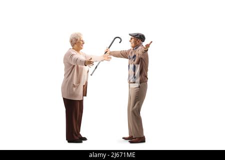 Ganzkörperaufnahme eines älteren Mannes und einer älteren Frau mit weit geöffneten Armen für eine Umarmung isoliert auf weißem Hintergrund Stockfoto