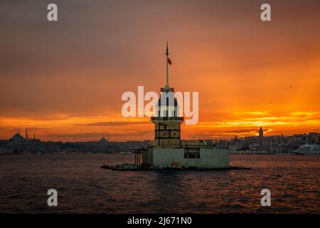Sonnenuntergang über dem Bosporus mit dem berühmten Maiden-Turm - kiz Kulesi - Leander-Turm, Symbol von Istanbul, Türkei. Stockfoto