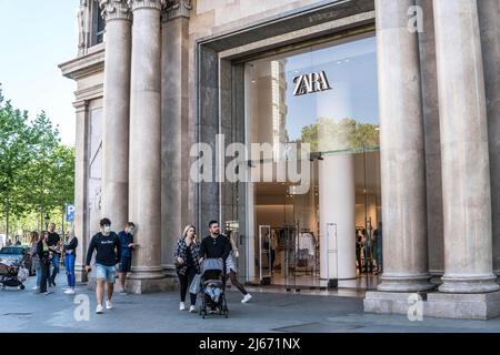 Barcelona, Katalonien, Spanien. 26. April 2022. Fußgänger kommen am spanischen multinationalen Bekleidungsdesign-Einzelhandelsunternehmen by Inditex, dem Zara-Laden in Barcelona, Spanien, vorbei. (Bild: © Thiago Prudencio/SOPA Images via ZUMA Press Wire) Stockfoto