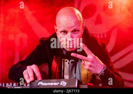 Rotterdam, Niederlande. 28. April 2022. Rotterdam - DJ Panic vor dem Spiel zwischen Feyenoord und Olympique Marseille im Stadion Feijenoord De Kuip am 28. April 2022 in Rotterdam, Niederlande. (Box to Box Pictures/Yannick Verhoeven) Credit: Box to Box pictures/Alamy Live News Stockfoto